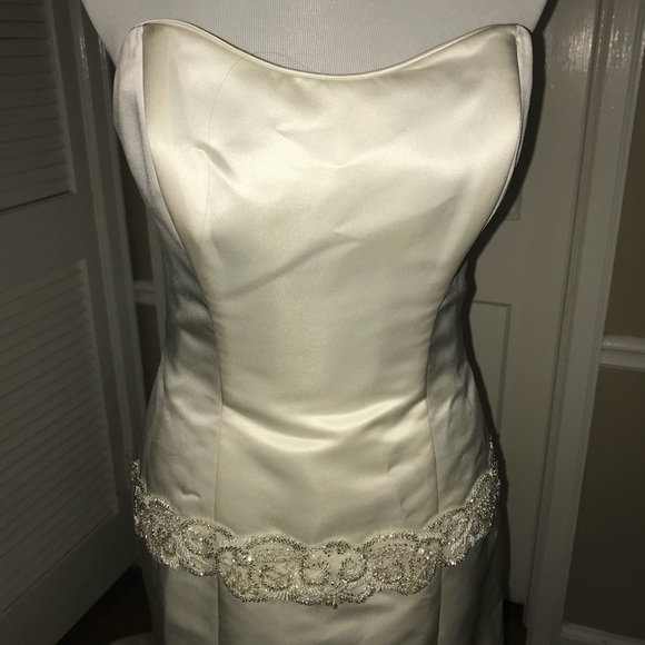 Beautiful wedding dress - Picture 2 of 8